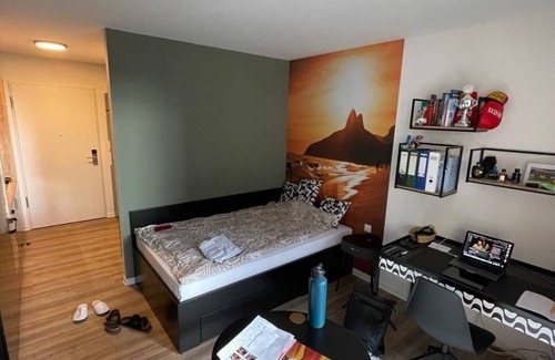 Neukoelln Apartment | Apartment 'Suite In Tempelhof' with Shared Terrace, Wi-Fi and Air Conditioning