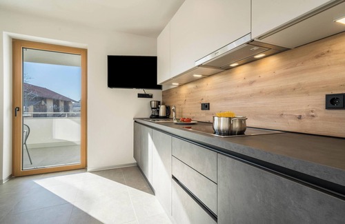 Lana Apartment | Apartment "Sunnig - Sonnenaufgang" with Mountain View, Balcony & Wi-Fi