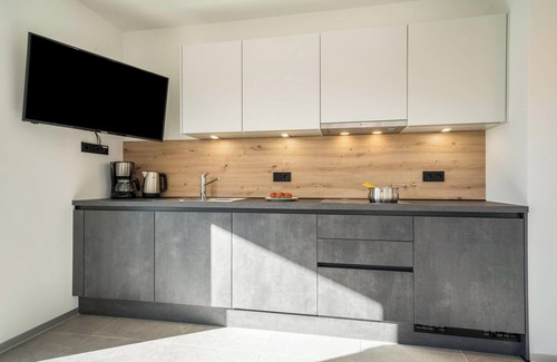 Lana Apartment | Apartment "Sunnig - Sonnenaufgang" with Mountain View, Balcony & Wi-Fi