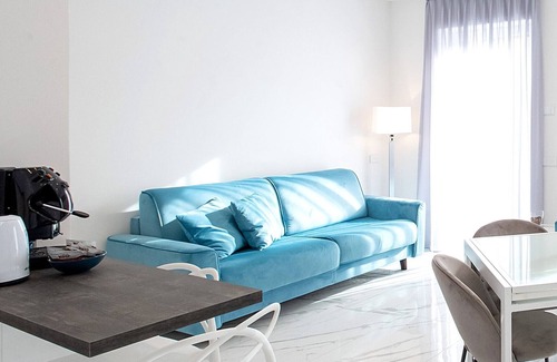 Chiaia Apartment | Apartment 'Superior - Zona Lungomare' with Balcony, Wi-Fi and Air Conditioning