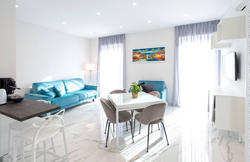 Chiaia Apartment | Apartment 'Superior - Zona Lungomare' with Balcony, Wi-Fi and Air Conditioning