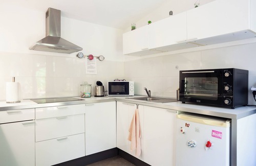 Saint-Menet Apartment | Apartment 'T2 Dans Les Pins' with Private Terrace, Wi-Fi and Air Conditioning