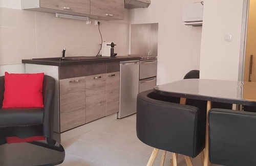 Salon-de-Provence Apartment | Apartment T2 Centre historique WIFI CLIMATISATION - L'Annexe d'Alèzen