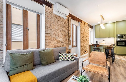 Barrio del Carmen Apartment | Apartment 'Tenerias 2' with Wi-Fi and Air Conditioning