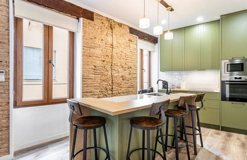 Barrio del Carmen Apartment | Apartment 'Tenerias 2' with Wi-Fi and Air Conditioning
