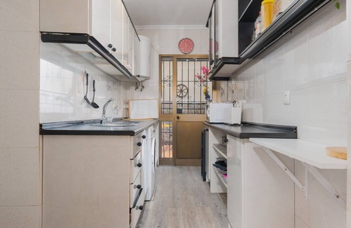 San Vicente Apartment | Apartment 'The Oasis' with Balcony, Wi-Fi and Air Conditioning