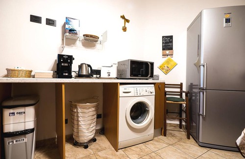 Careggi Rifredi Apartment | Apartment 'Tina House' with Balcony, Wi-Fi and Air Conditioning