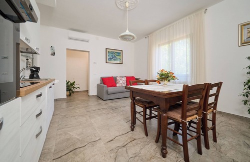 Gavorrano Apartment | Apartment 'Tonini House' with Private Terrace, Private Garden and Wi-Fi