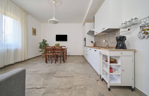Gavorrano Apartment | Apartment 'Tonini House' with Private Terrace, Private Garden and Wi-Fi