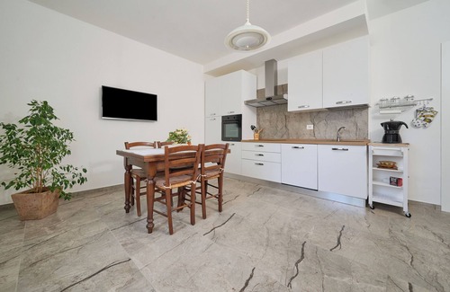 Gavorrano Apartment | Apartment 'Tonini House' with Private Terrace, Private Garden and Wi-Fi