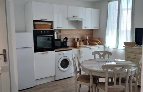 Le Mourillon Apartment | Apartment 'Toulon, Soleil Et Douceur I' with Mountain View, Wi-Fi and Air Conditioning