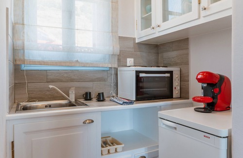 Agios Ioannis Apartment | Apartment 'Unit 2' with Sea View, Wi-Fi and Air Conditioning