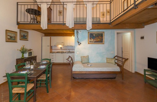 Campiglia Marittima Apartment | Apartment 'Villa I Tigli - Sunflower' with Shared Pool, Wi-Fi and Air Conditioning