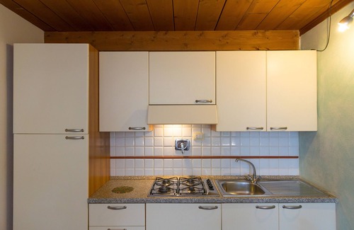 Campiglia Marittima Apartment | Apartment 'Villa I Tigli - Sunflower' with Shared Pool, Wi-Fi and Air Conditioning