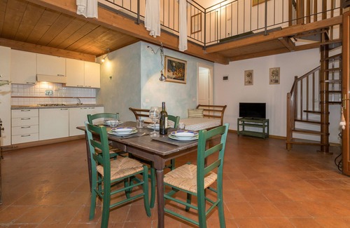 Campiglia Marittima Apartment | Apartment 'Villa I Tigli - Sunflower' with Shared Pool, Wi-Fi and Air Conditioning