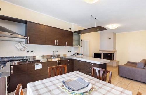 Peschiera del Garda Apartment | Apartment 'Venezia' with Wi-Fi and Air Conditioning