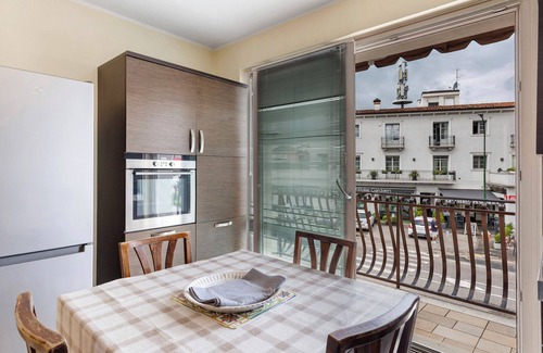 Peschiera del Garda Apartment | Apartment 'Venezia' with Wi-Fi and Air Conditioning