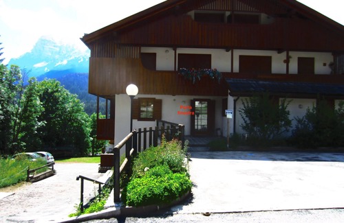 San Vito di Cadore Apartment | Apartment 'Villa Cleila Rossa A' with Mountain View, Shared Garden and Balcony