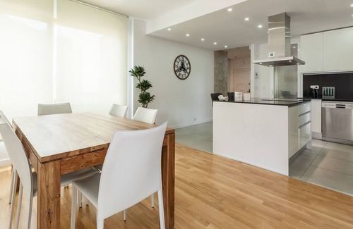 Les Tres Torres Apartment | Apartment 'Via Augusta' with Wi-Fi and Air Conditioning