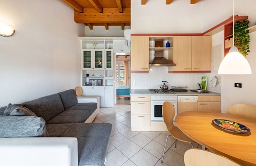 Colà Di Lazise Apartment | Apartment 'Vigneti A Colà Bilocale Con Piscina' with Shared Pool and Balcony