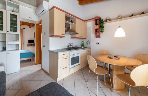 Colà Di Lazise Apartment | Apartment 'Vigneti A Colà Bilocale Con Piscina' with Shared Pool and Balcony