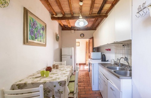 Le Tolfe Apartment | Apartment 'Villa Caselunghe' with Shared Pool, Wi-Fi and Air Conditioning