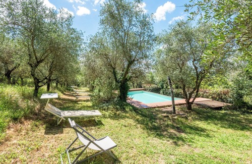 Le Tolfe Apartment | Apartment 'Villa Caselunghe' with Shared Pool, Wi-Fi and Air Conditioning
