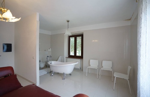 Caravate Apartment | Apartment 'Villa Helma Lago Maggiore' with Mountain View and Wi-Fi