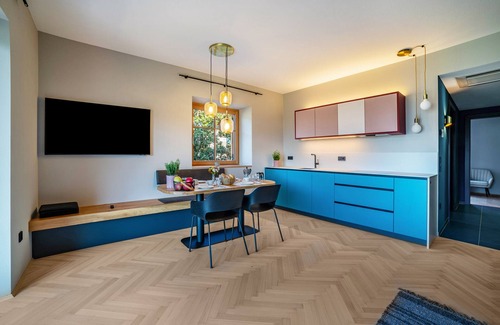 Merano Apartment | Apartment 'Villa Rosa Unterschöberlehof - Anna' with Mountain View, Wi-Fi and Air Conditioning