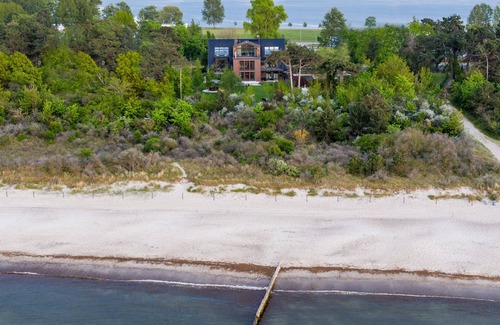 Hohe Dune Apartment | Apartment 'Villa Schmidt - Am Meer' with Private Terrace and Wi-Fi