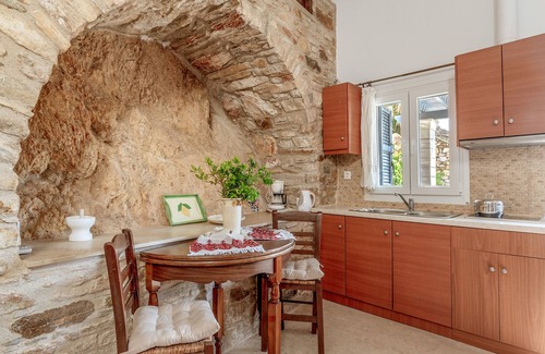 Panormos Apartment | Apartment 'Vrahos Tinos' with Shared Terrace, Wi-Fi and Air Conditioning