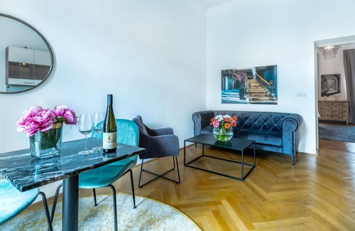 Krems an der Donau Apartment | Apartment with Terrace & King Bed in Krems Stadt
