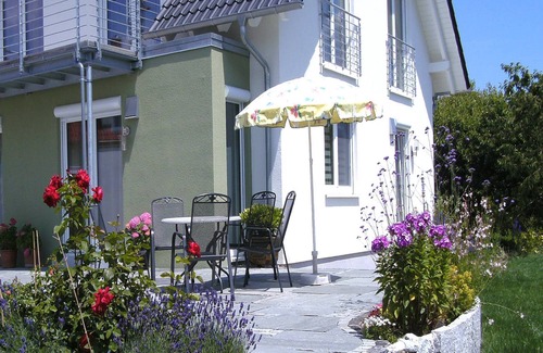 Gaienhofen Apartment | Apartment 'Wassertränke' with Shared Terrace, Shared Garden and Wi-Fi