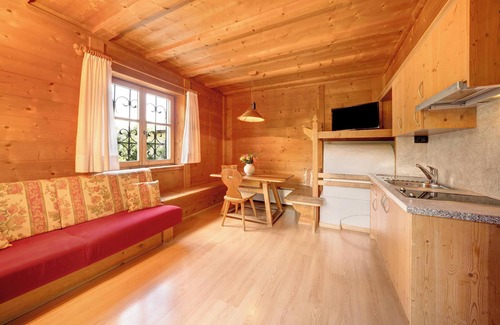 Lana Apartment | Apartment "Weinsepphof 1" with Mountain View, Pool, Wi-Fi, Garden & Balcony