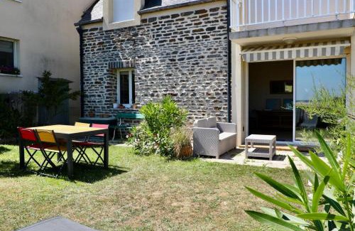 Barneville-Carteret Apartment | Apartment with a stunning 180 view & private garden 4 guests baby