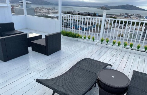 North Beach Apartment | Apartment with Amazing Views from Roofdeck - North Beach