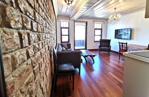 Balat Apartment | Apartment with balcony at balat