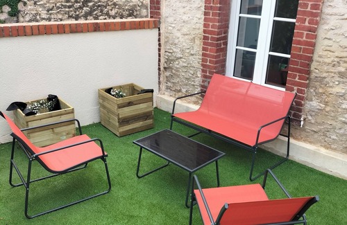 Quartier du vieux cimetiere Apartment | Apartment with courtyard, ideally located. Neatly decorated.