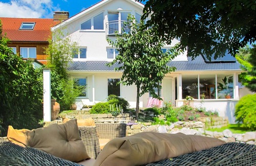 Waggershausen Apartment | Apartment with a beautiful terrace and large garden