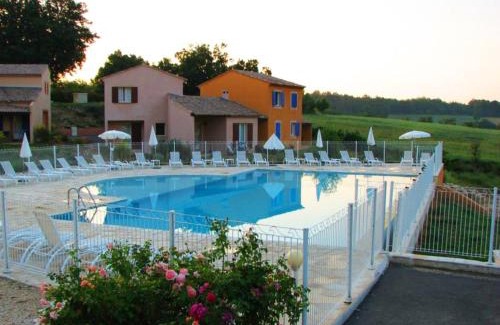 Saint-Trinit Apartment | Apartment with dishwasher close to Village