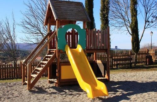Saint-Trinit Apartment | Apartment with dishwasher close to Village