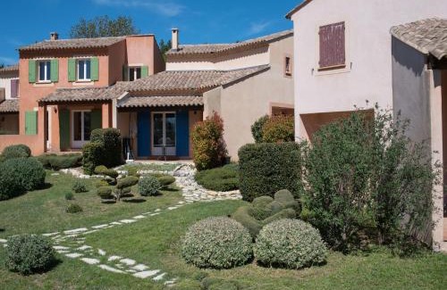 Saint-Trinit Apartment | Apartment with dishwasher close to Village