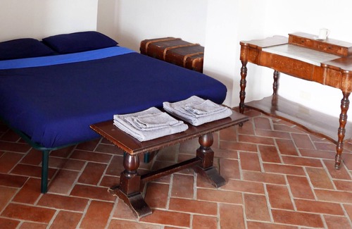 Seggiano House | Apartment with double bed, bathroom, small kitchen and large terrace.