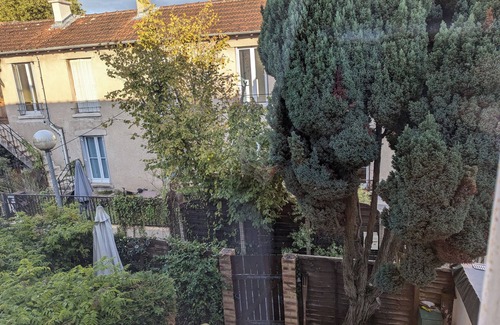 Viroflay Apartment | Apartment with garden