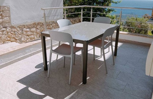 Castro Marina Apartment | Apartment with garden and sea-view terrace from which to admire magical sunrises.
