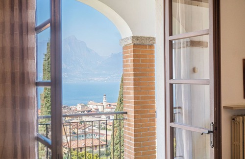 Torri del Benaco Apartment | Apartment with splendid lake view a few steps from the center and the beach.