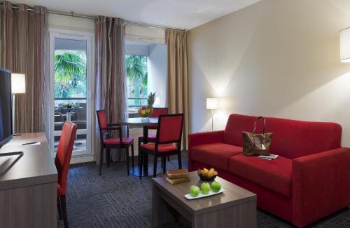 Ferney-Voltaire Apartment | Apartment with pool park view