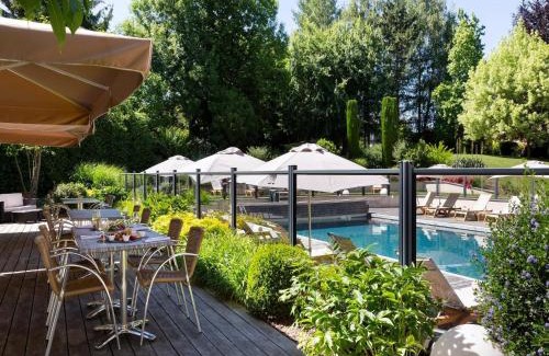 Ferney-Voltaire Apartment | Apartment with pool park view