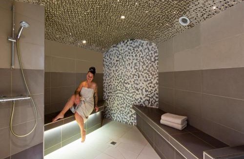 Ferney-Voltaire Apartment | Apartment with pool park view