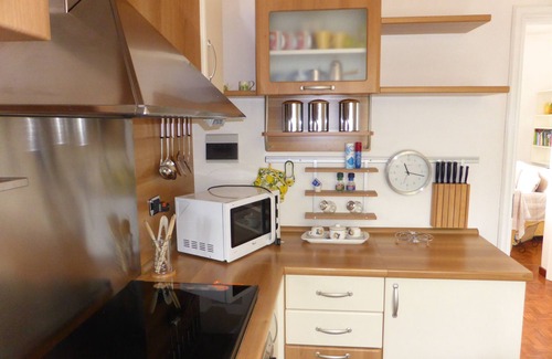 Artallo Apartment | Apartment with sea view, modern equipment, WiFi, private parking